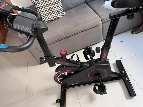 Detalhe da roda de inércia na parte frontal da bicicleta